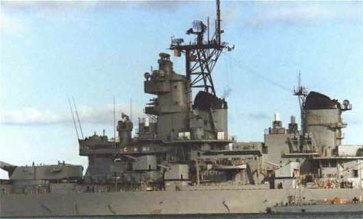 Waffen, Waffen und noch mehr Waffen, soweit das Auge reicht.