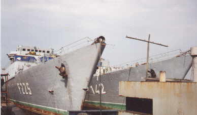 Im Vordergrund KSS Halle mit neuer Bordnummer, sie wurde zeitgleich verschrottet