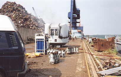 Ein Wasserbombenwerfer und ein 76 mm-Gesch�tz liegen zerlegt auf der Pier