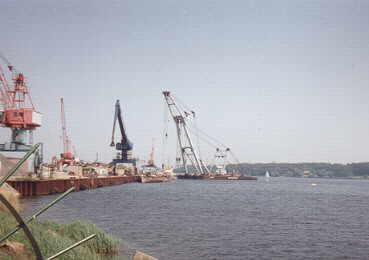 Sommer 1996, ein Schwimmkran hebt die verbliebenen Rumpfst�cke aus der Warnow. die KSS Rostock wurde im Juni 1995 in die Marinebasis Portsmouth (GB) �berstellt, wo sie als Seeziel diente. Damit endet die fast 20-j�hrige wechselvolle Geschichte der Projekt-Reihe 1159.