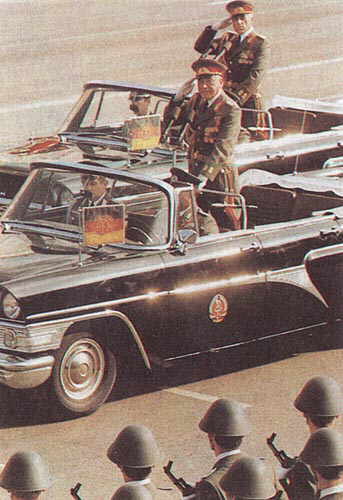 Nach der Meldung durch den Kommandierenden, Generaloberst Stechbarth, begr��t der Minister f�r Nationale Verteidigung, Armeegeneral Hoffmann, die Paradetruppen