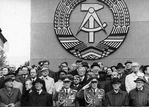Letzte Parade der NVA am 07. Oktober 1989. Mitte links der Minister f�r nationale Verteidigung, Armeegeneral Heinz Ke�ler, rechts der Parade-Kommandierende, Generaloberst Horst Stechbarth.