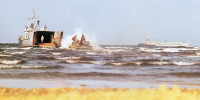 Landungsboot nimmt Panzer an Bord